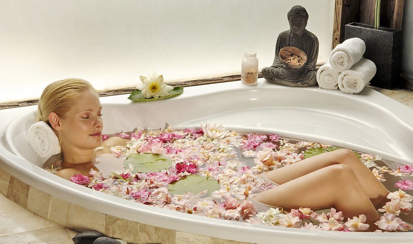 Kobieta podczas kąpieli relaksacyjnej w wannie - Domowe SPA